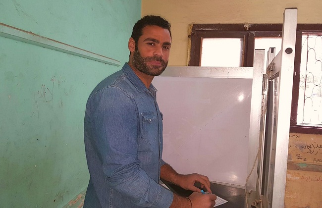 عبدالمنصف يدلي بصوته في الإنتخابات الرئاسية