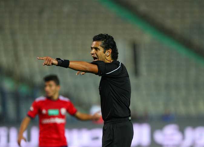 أحمد الغندور يدير مباراة الأهلي وسموحة في الدوري