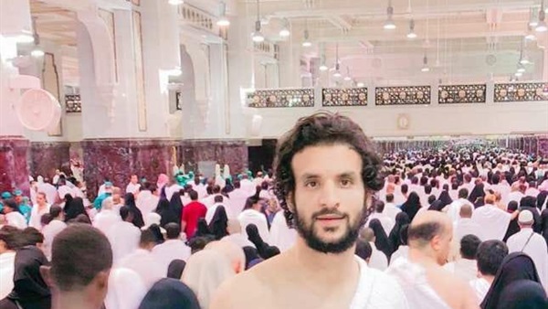محمود علاء يتوجه للسعودية لأداء مناسك العمرة