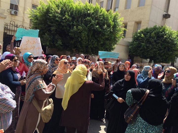 أولياء أمور طلاب المدارس التجريبية ينددون بتعريب المناهج