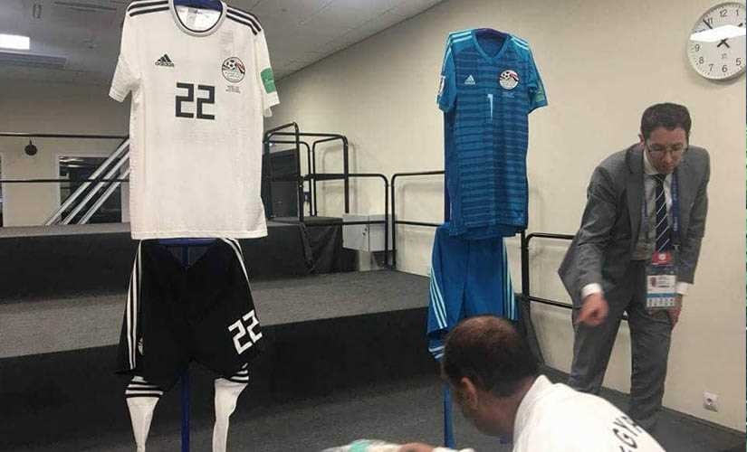 منتخب مصر يرتدي فانلة بيضاء وشورت أسود أمام روسيا