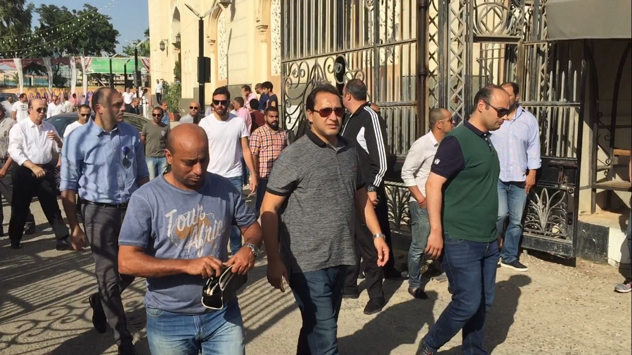 نجوم الرياضة يتقدمون جنازة نجل محمد فضل