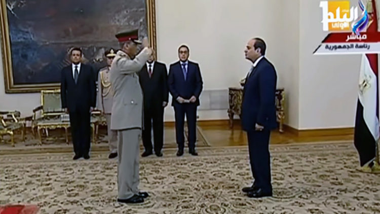 الرئيس السيسي يرقي وزير الدفاع إلي رتبة فريق أول