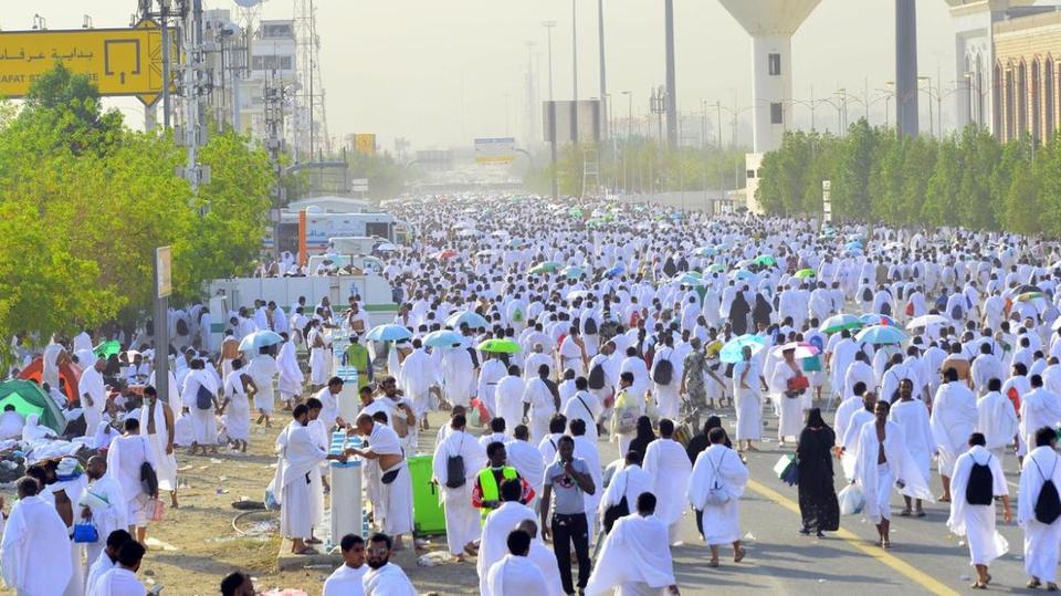حجاج بيت الله يتوافدون إلى عرفات