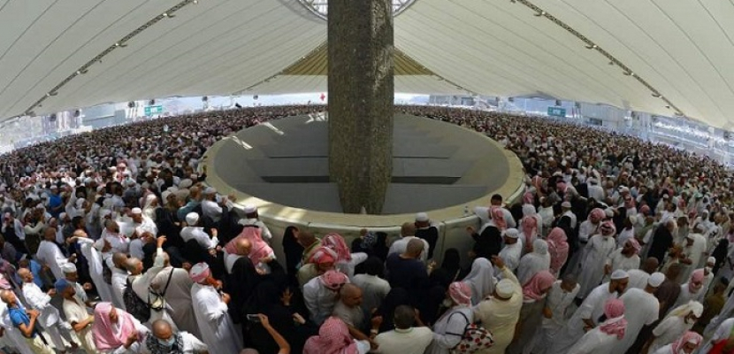 الحجاج يبدأون رمى الجمرات في أول أيام عيد الأضحى