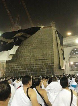 الرياح القوية تكشف جدران الكعبة المشرفة