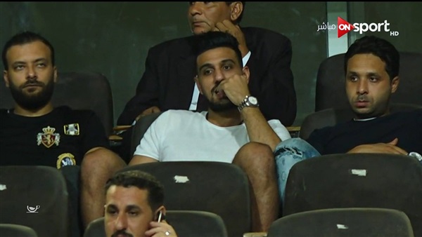 أحمد الشناوي يساند فريق بيراميدز من الملعب