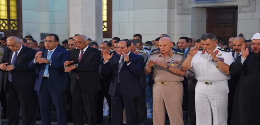 السيسى يؤدى صلاة عيد الأضحى المبارك فى مسجد محمد كريم بالإسكندرية