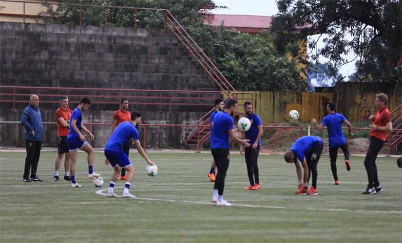 الأهلي يتدرب تحت الأمطار استعدادًا لمواجهة حوريا الغيني