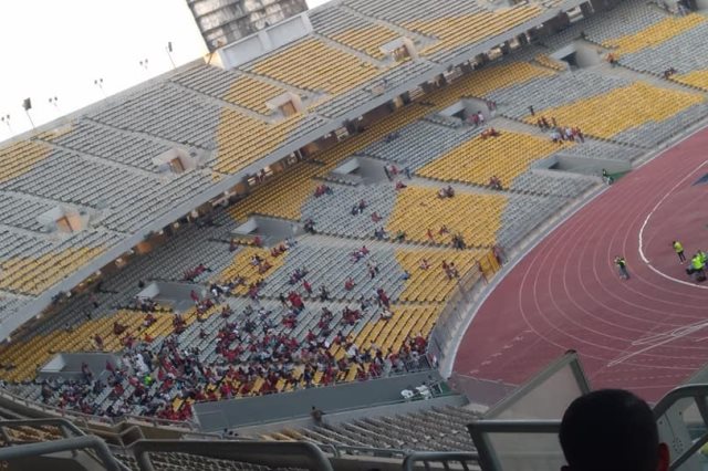 الجماهير تتوافد إلي استاد برج العرب لتشجيع مصر