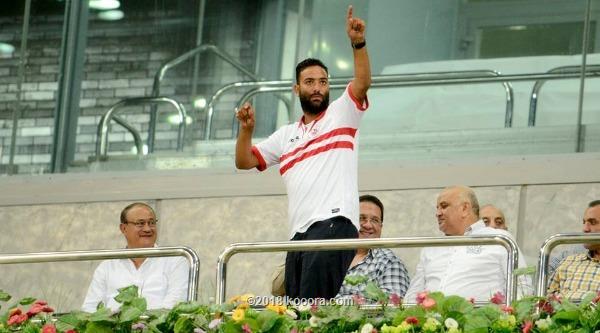 ميدو يظهر في مدرجات برج العرب بقميص الزمالك