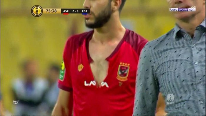 الاتحاد الأفريقي يقرر إيقاف أزارو مباراتين وتغريم الأهلي 20 ألف دولار