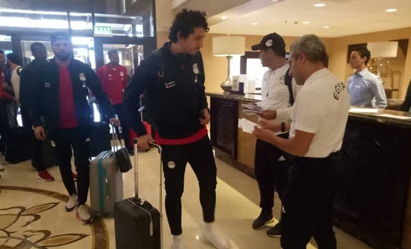لاعبو المنتخب يصلون فندق الإقامة ببرج العرب