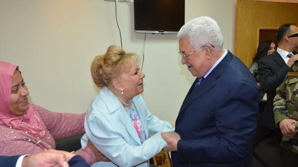 أبو مازن يزور نادية لطفي في المستشفى ويمنحها وسام القدس