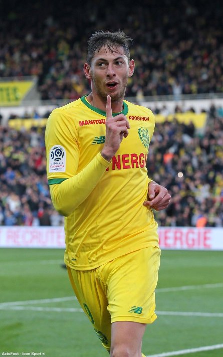 العثور على بعض حطام طائرة اللاعب الأرجنتيني سالا