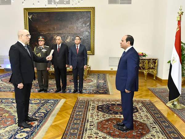 وزير الإسكان الجديد يؤدي اليمين الدستورية أمام الرئيس السيسي
