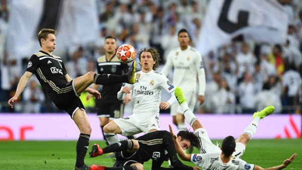 مدافع أياكس بعد إلغاء الدوري: هناك أشياء أهم من كرة القدم