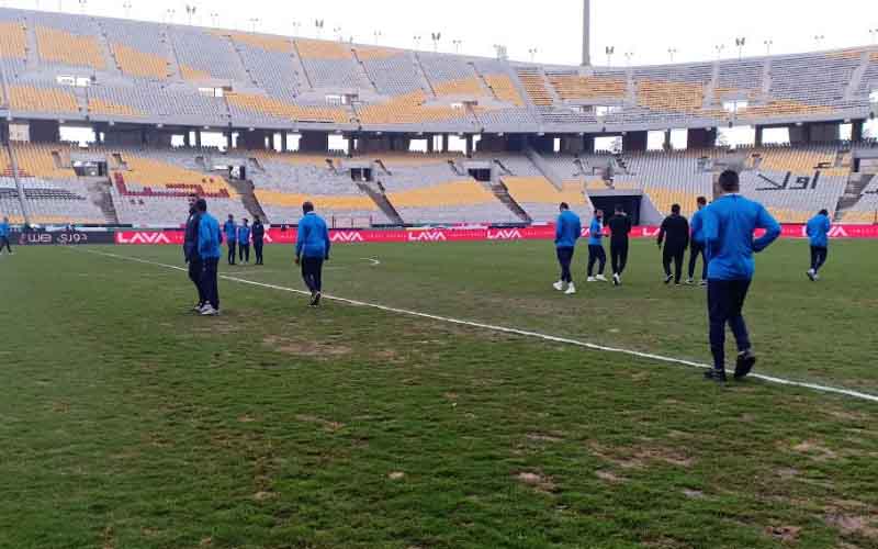 لاعبو الزمالك يعاينون أرض ملعب برج العرب