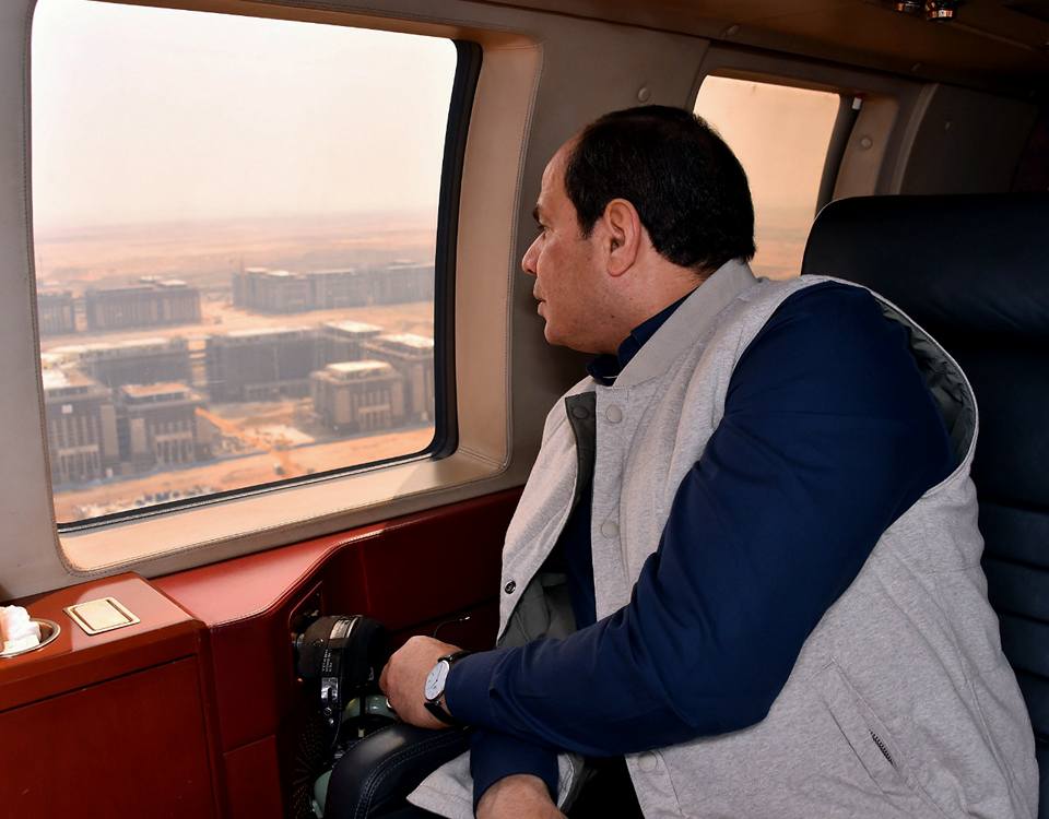 الرئيس السيسي يتفقد سير العمل بعدد من المشروعات الإنشائية بالعاصمة الإدارية الجديدة