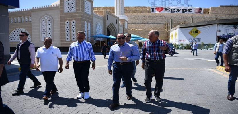 الرئيس السيسي يتفقد منطقة النخيل بنهاية محور المشير
