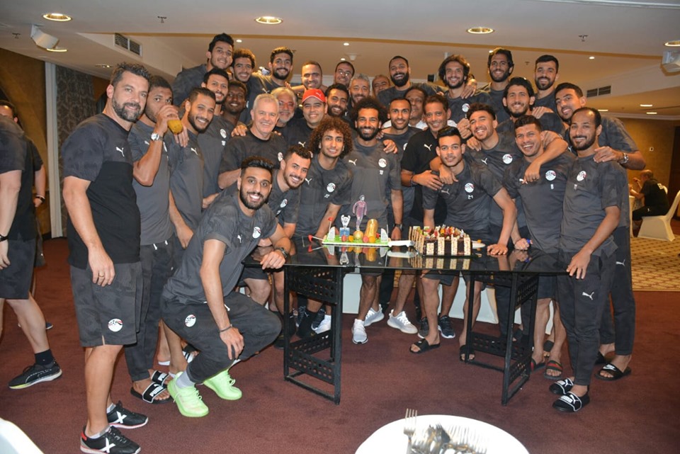 لاعبو المنتخب يحتفلون بصلاح والمحمدي