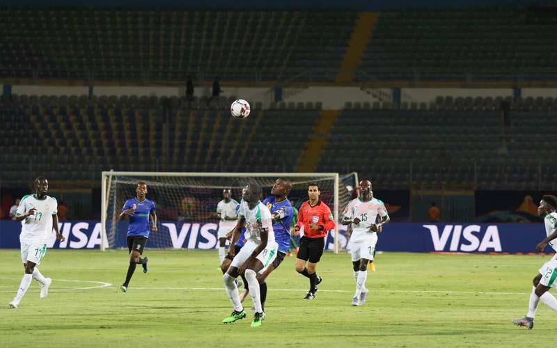 أنباء عن تعليق النشاط الكروي في السنغال والزمالك ينتظر موقف تونجيت