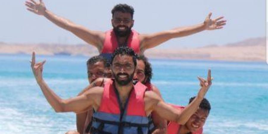 حسين الشحات يستجم علي شاطئ البحر خلال إجازة الأهلى