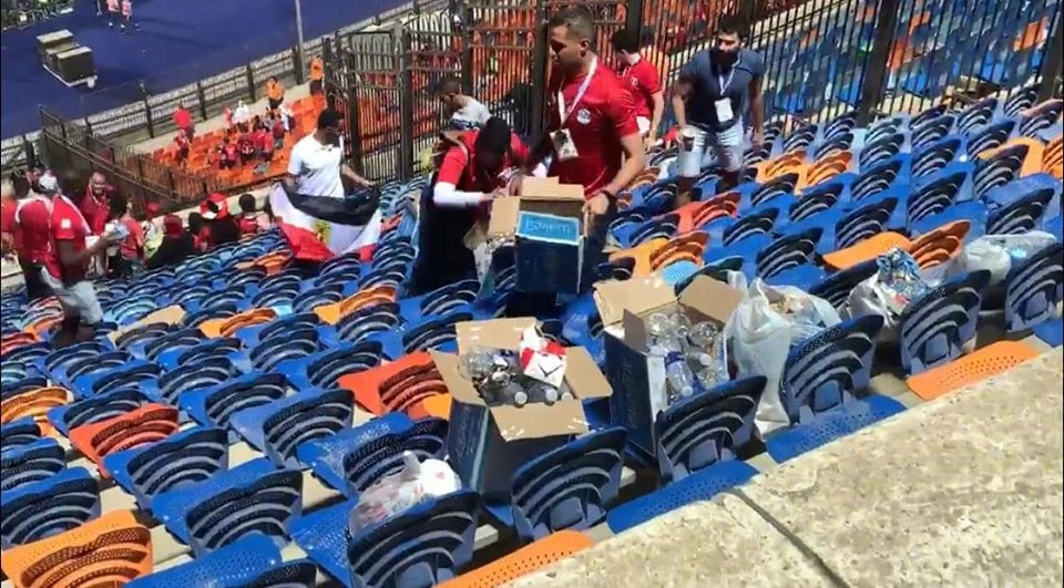 السيسي للشباب الذى قام بتنظيف المدرجات: أدامكم الله نعمة هذا الوطن