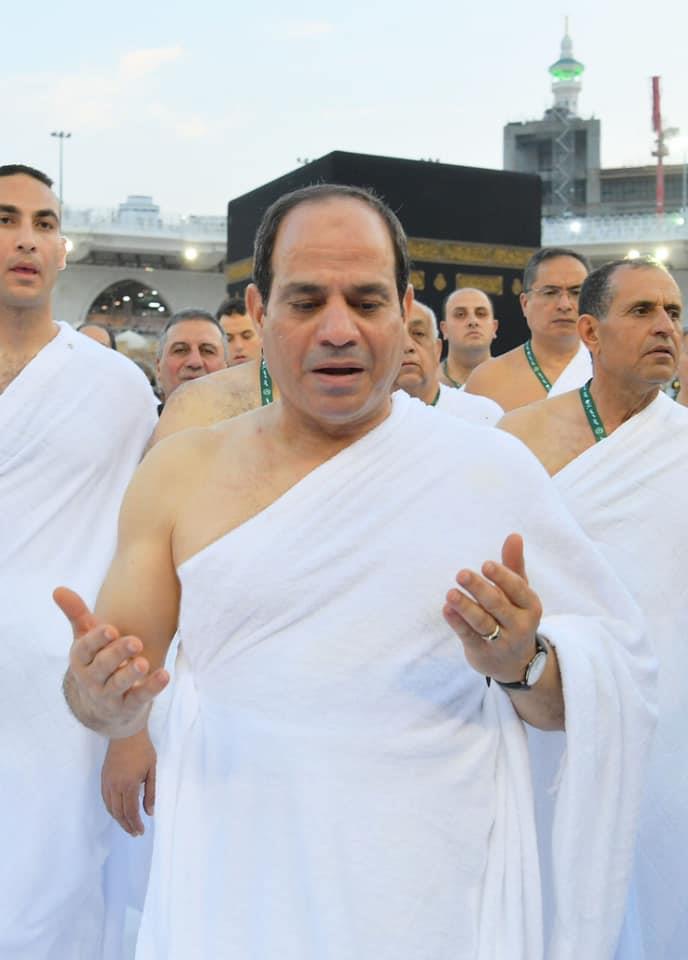 الرئيس السيسي يؤدي مناسك العمرة