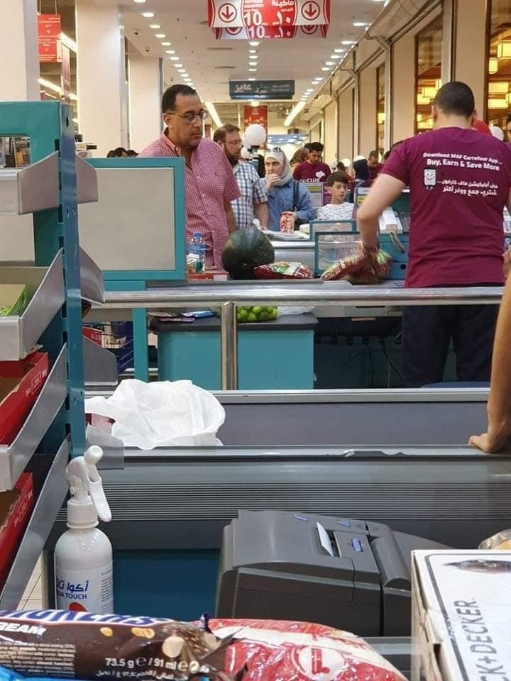 صور/ رئيس الوزراء يتسوق استعدادآ للعيد