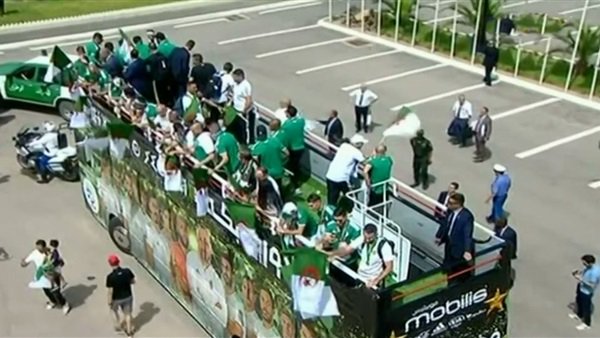 استقبال شعبي حافل للاعبي الجزائر من المطار لوسط العاصمة