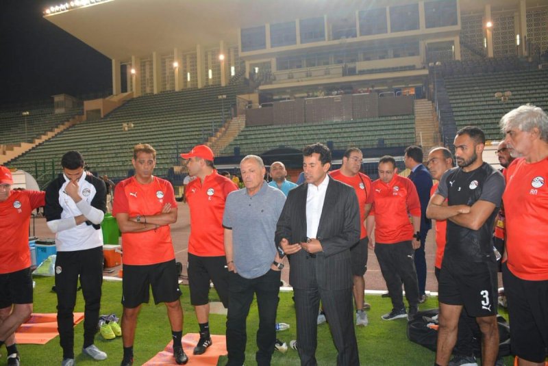 وزير الرياضة يتابع مران المنتخب استعدادآ لجنوب أفريقيا