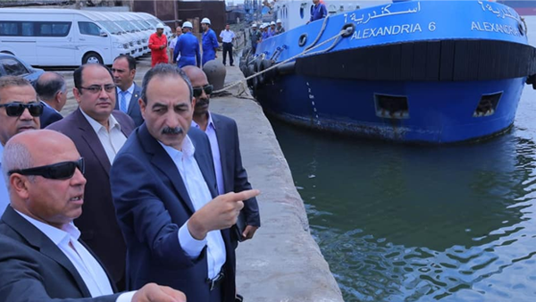 وزير النقل يقيل رئيس ميناء الاسكندرية بعد جولة بالميناء