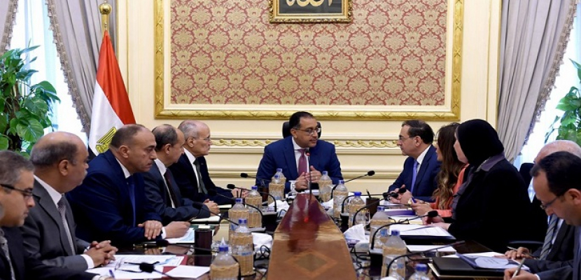 رئيس الوزراء يتابع إجراءات تحويل مركبات النقل الجماعي من البنزين إلي الغاز