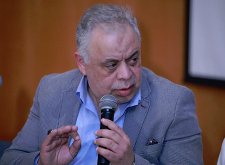 أشرف زكي يدلي بصوته في عمومية الزمالك