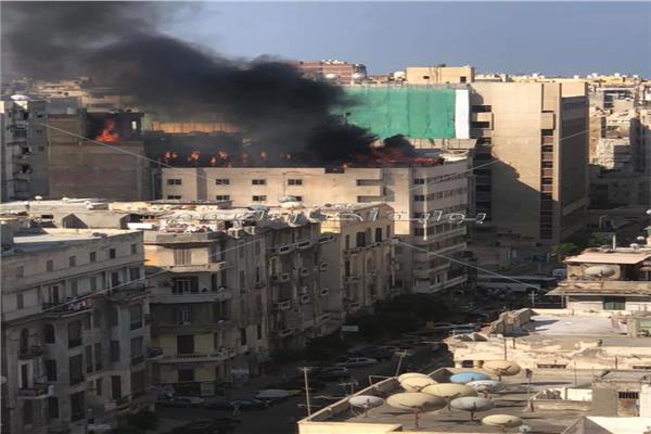 حريق هائل يندلع في فندق بوسط الإسكندرية
