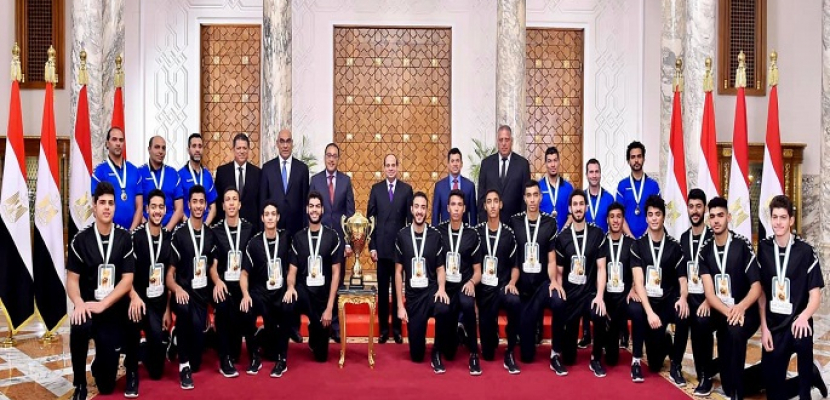 الرئيس السيسي يمنح منتخب اليد للناشئين وسام الرياضة من الطبقة الأولى