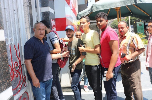 جماهير الزمالك تواصل التوافد على النادي لشراء تذاكر مباراة ديكاداها