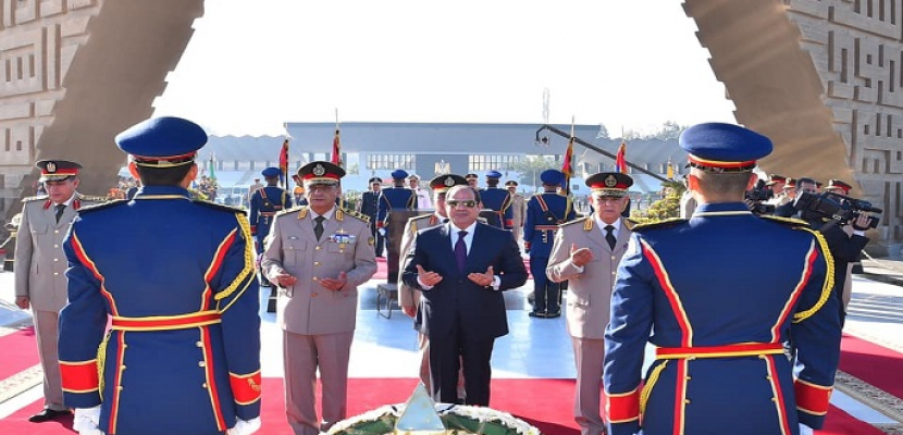 الرئيس السيسي يضع أكاليل زهور على النصب التذكاري للشهداء