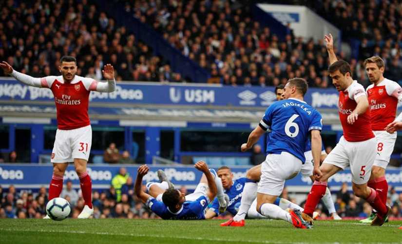 آينتراخت فرانكفورت الألماني يفوز علي أرسنال 2-1 في الدوري الأوروبي