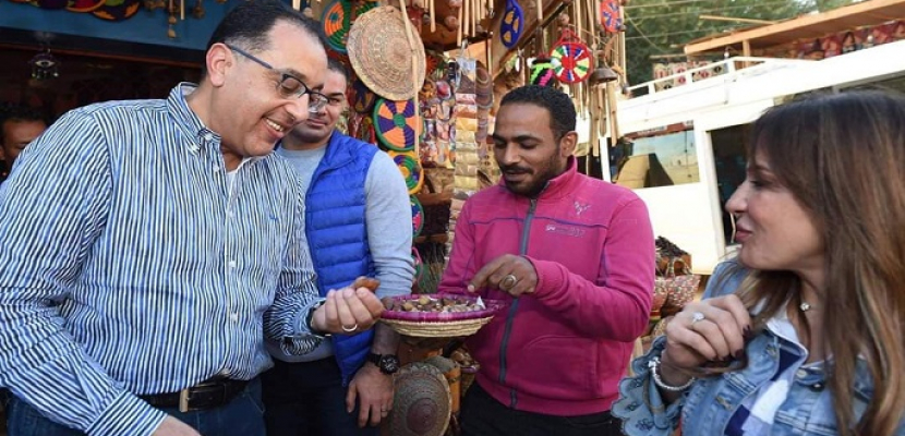 رئيس الوزراء يتجول بشوارع قرية غرب سهيل في أسوان