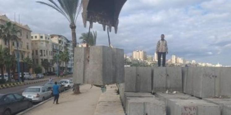 إزالة البلوكات والحجارة التي تعيق رؤية البحر بمنطقة المنشية