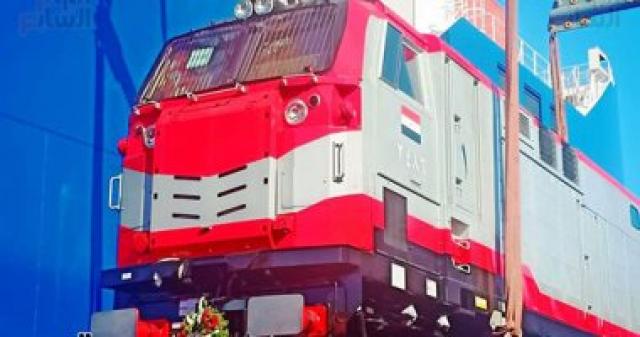 وزير النقل يستقبل جرارات السكة الحديد الجديدة بميناء الإسكندرية