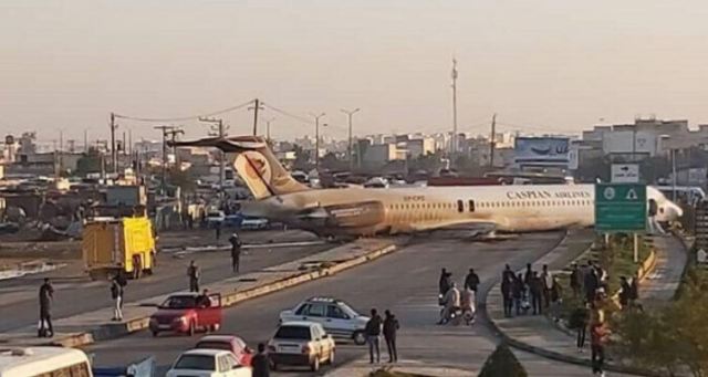 طائرة ركاب إيرانية تقتحم الطريق أثناء هبوطها