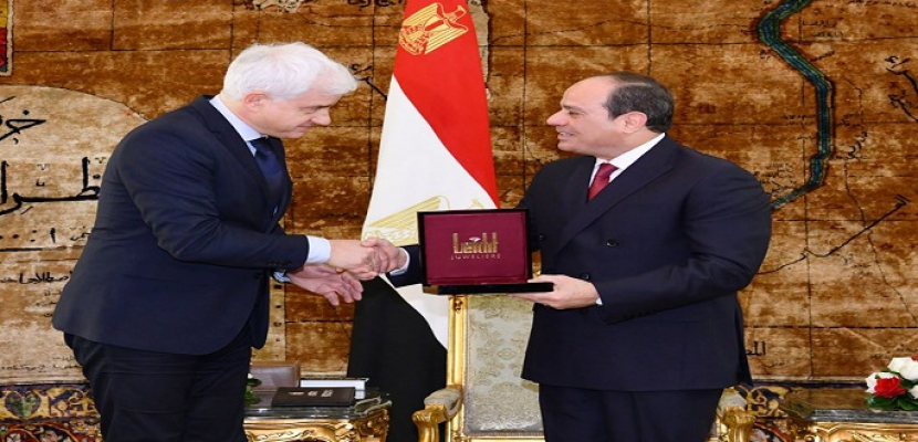 الرئيس السيسي يتسلم وسام “سان جورج” الألماني تقديرآ لجهوده في تحقيق الأمن والاستقرار والتنمية