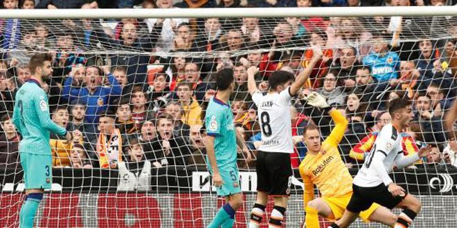 فالنسيا يفوز على برشلونة 2-0 في الدوري الإسباني