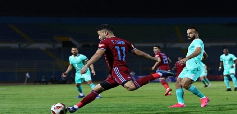 الأهلي يفوز على بيراميدز 2-1 في الدوري