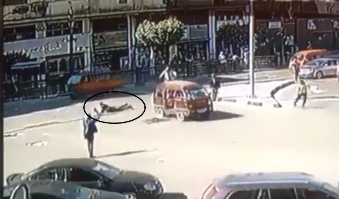 شاهد سائق ميكروباص يدهس ضابط مرور ويصيبه وسط القاهرة