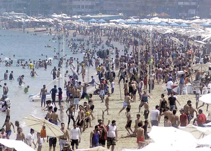 محافظ الإسكندرية يأمر بغلق الشواطئ بعد تجمع المواطنين