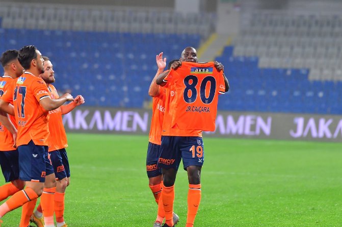 تأجيل مباراة سان جيرمان وباشاك شهير بسبب العنصرية